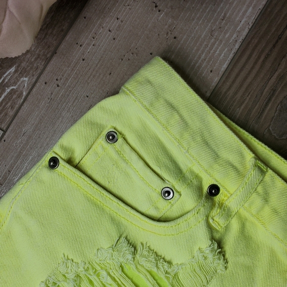 Forever 21 Bright Yellow Studded Distressed Jean Shorts Bootie Shorts Size 26 - Picture 8 of 16